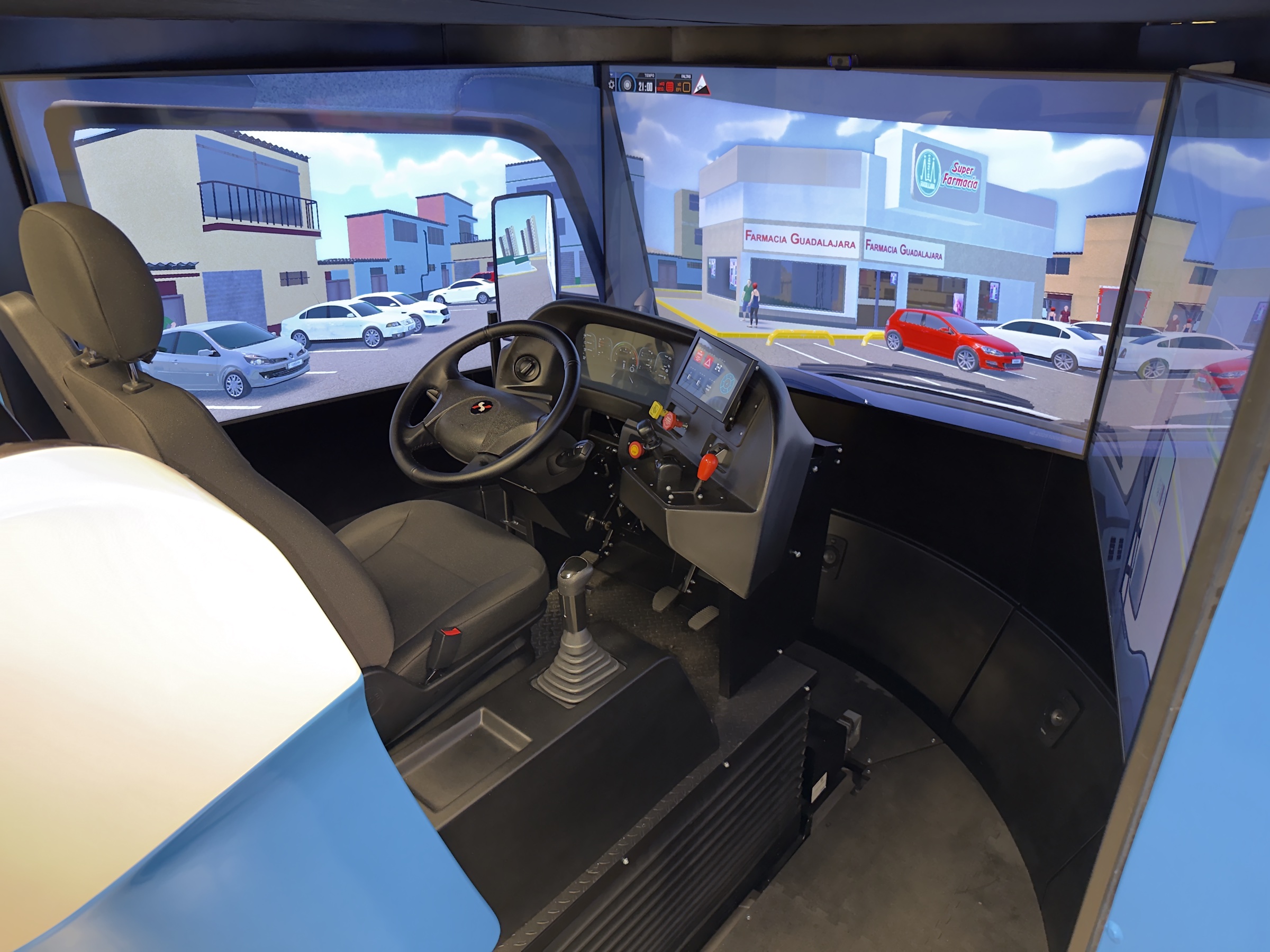 Interior de la cabina del simulador APEX con volante, palanca de velocidades y tablero de instrumentos reales