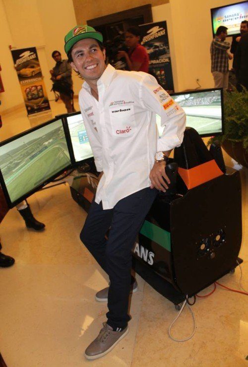 Attendees trying the Formula simulator at Mexico City airport