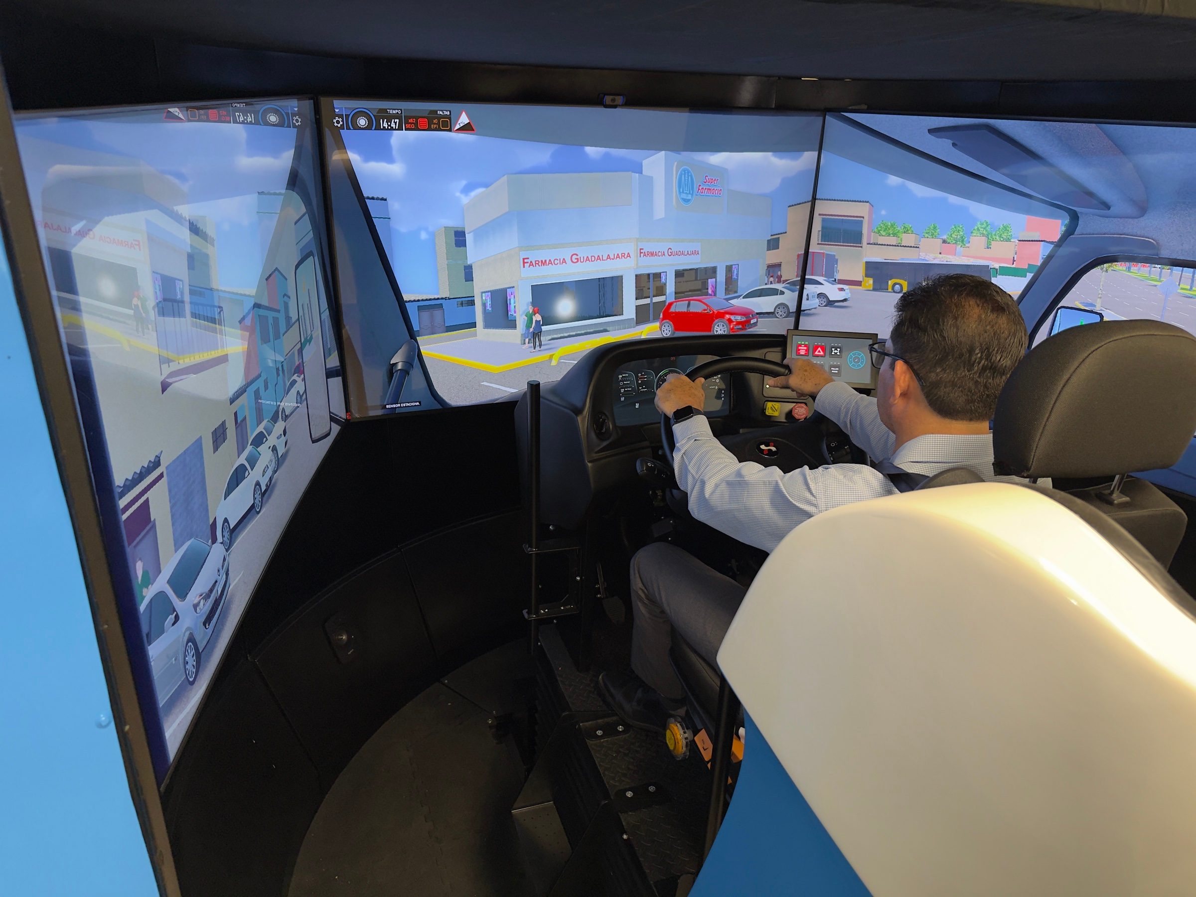 Operador conduciendo el simulador APEX con una sucursal de Farmacia Guadalajara modelada en el escenario virtual