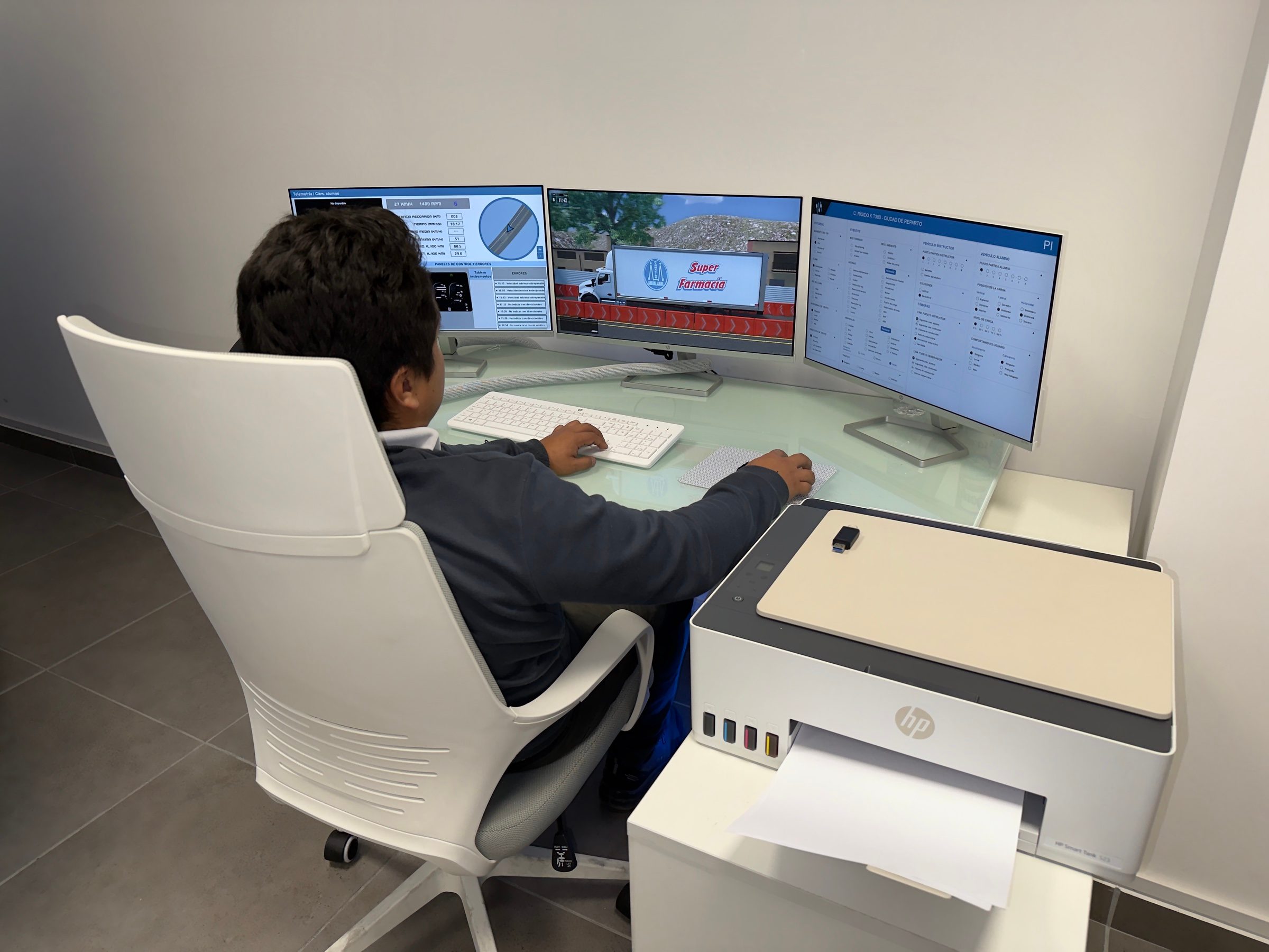 Instructor en el puesto de control del simulador APEX revisando telemetría, errores y configuración de escenarios