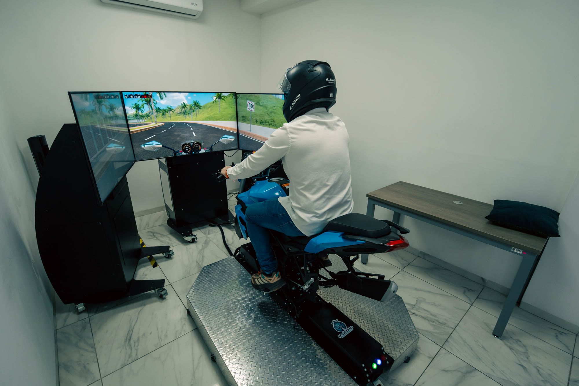 Motorcycle license exam on an APEX simulator in Guanajuato