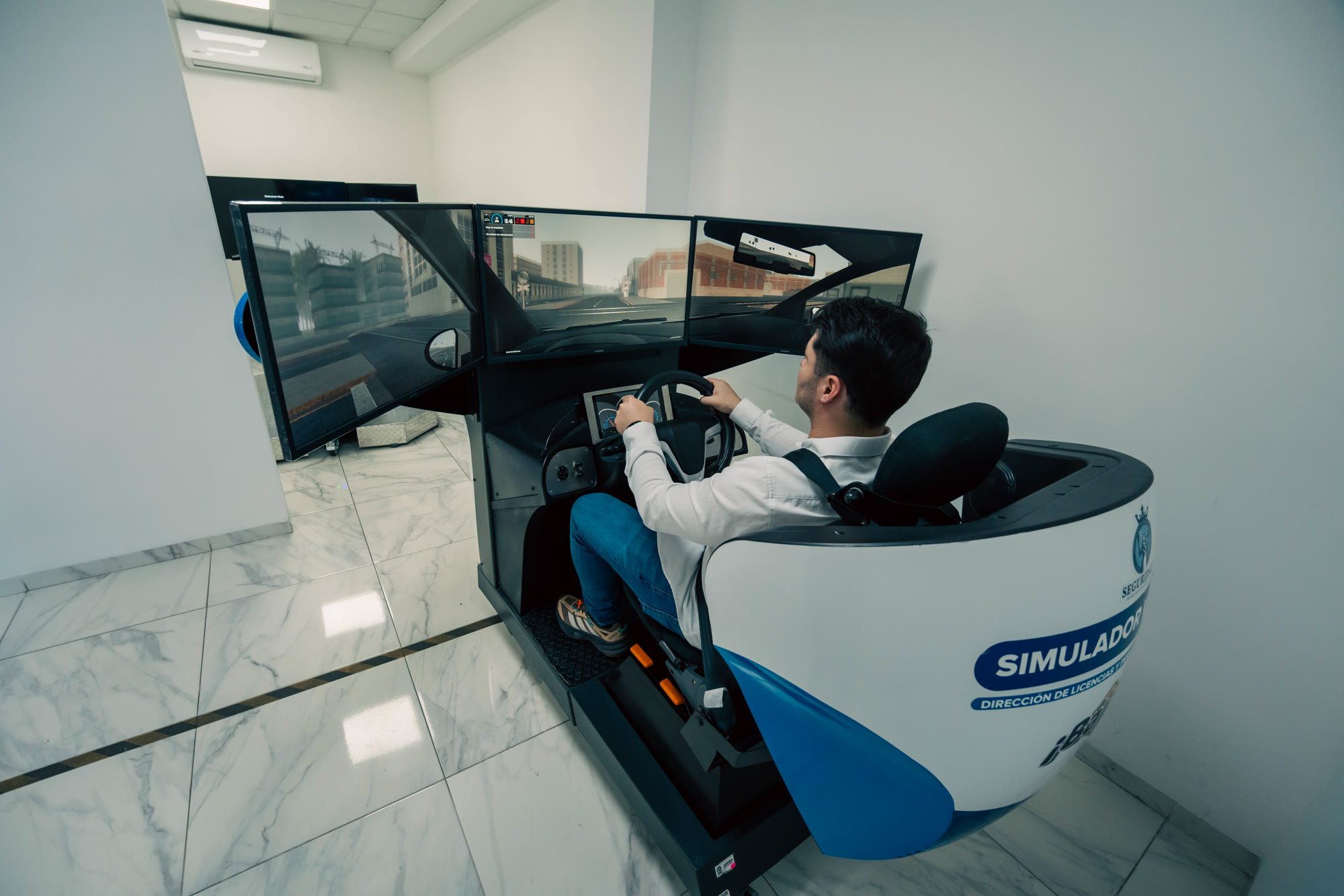 Applicant taking the driving exam on Guanajuato's car simulator
