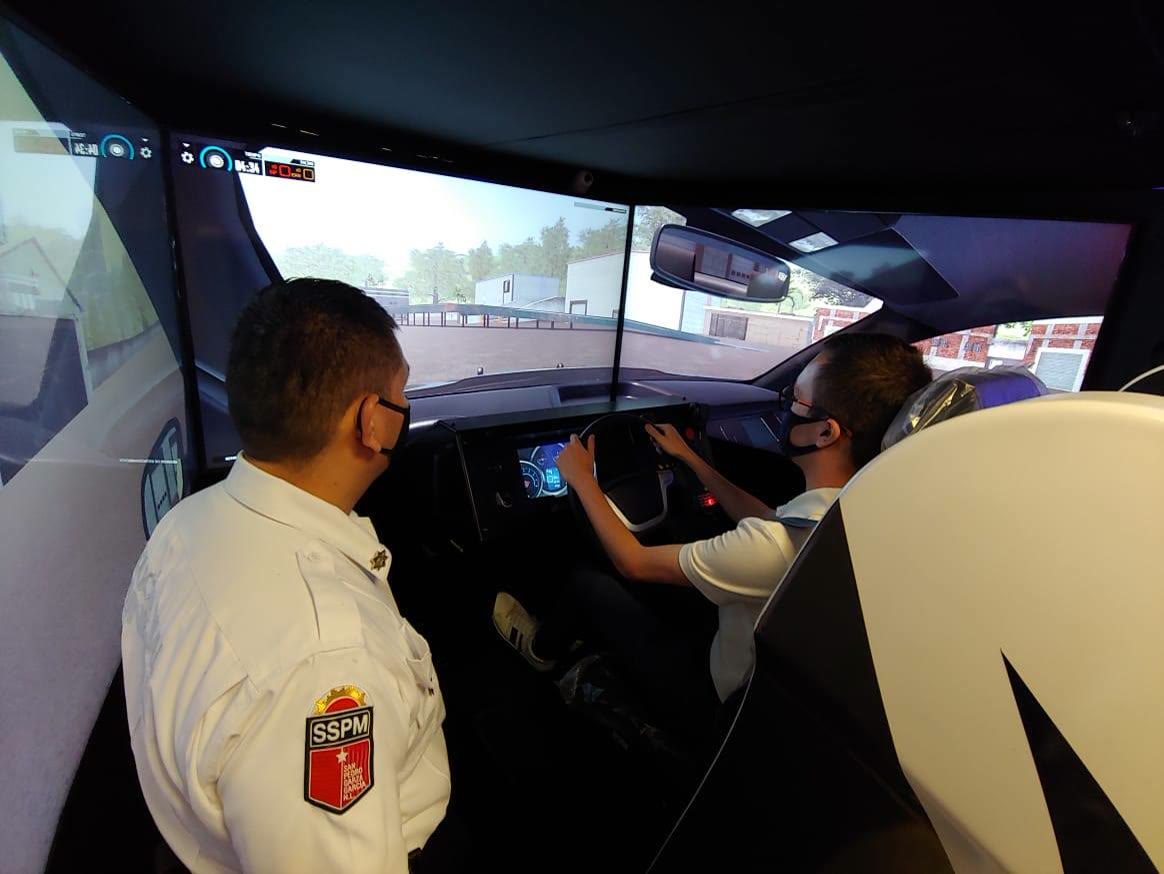 Instructor guiding a session on San Pedro's patrol simulator