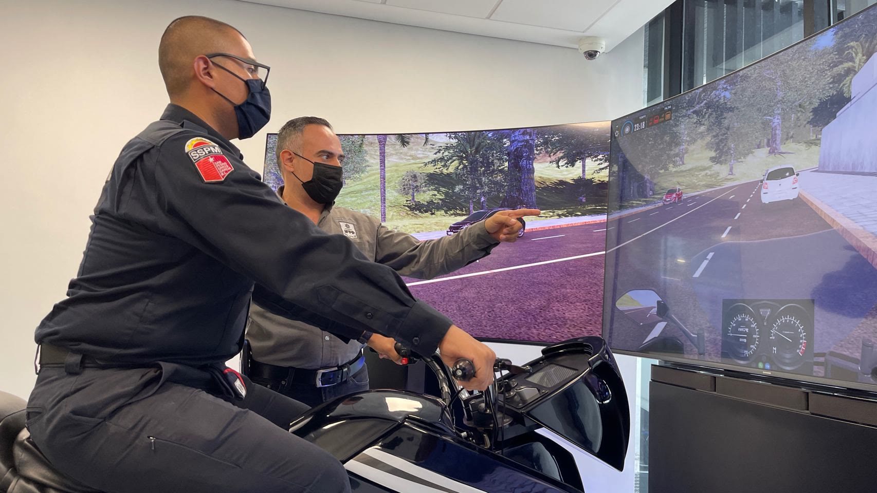 San Pedro officers training on the driving simulator