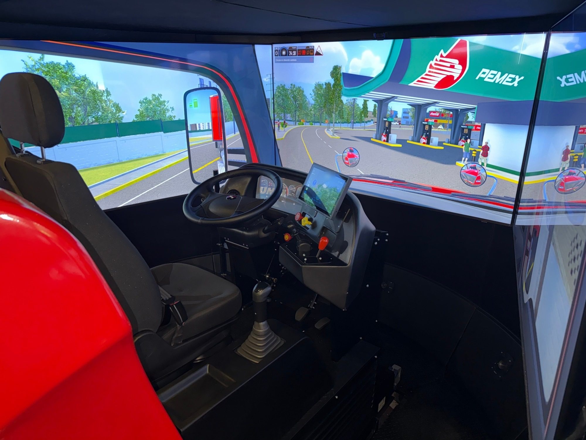 Puesto de conducción del simulador APEX con volante, palanca e instrumentación reales