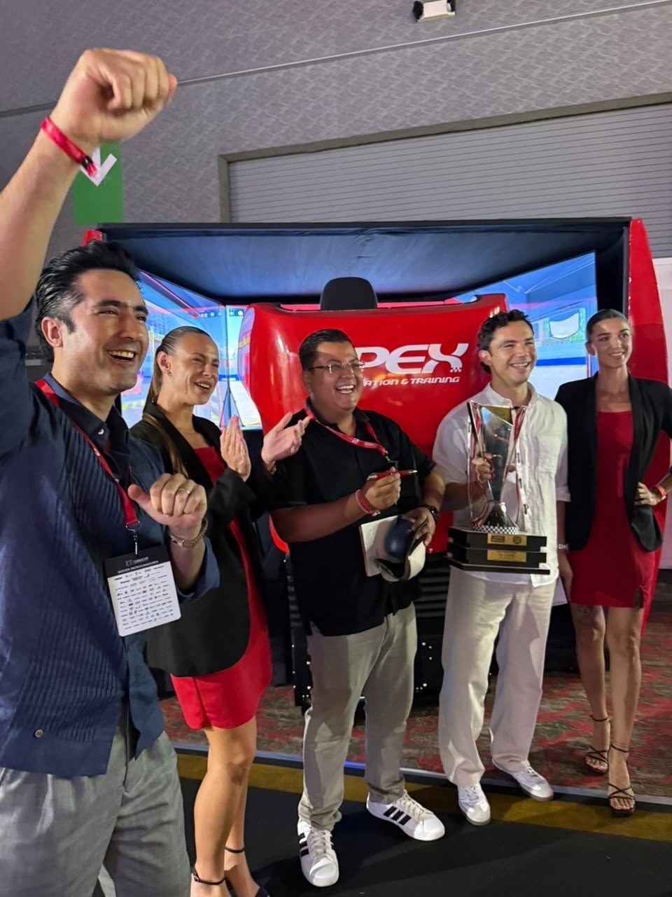 Premiación del Gran Premio CANACAR en el stand de APEX con la pluma Montblanc edición especial Ferrari