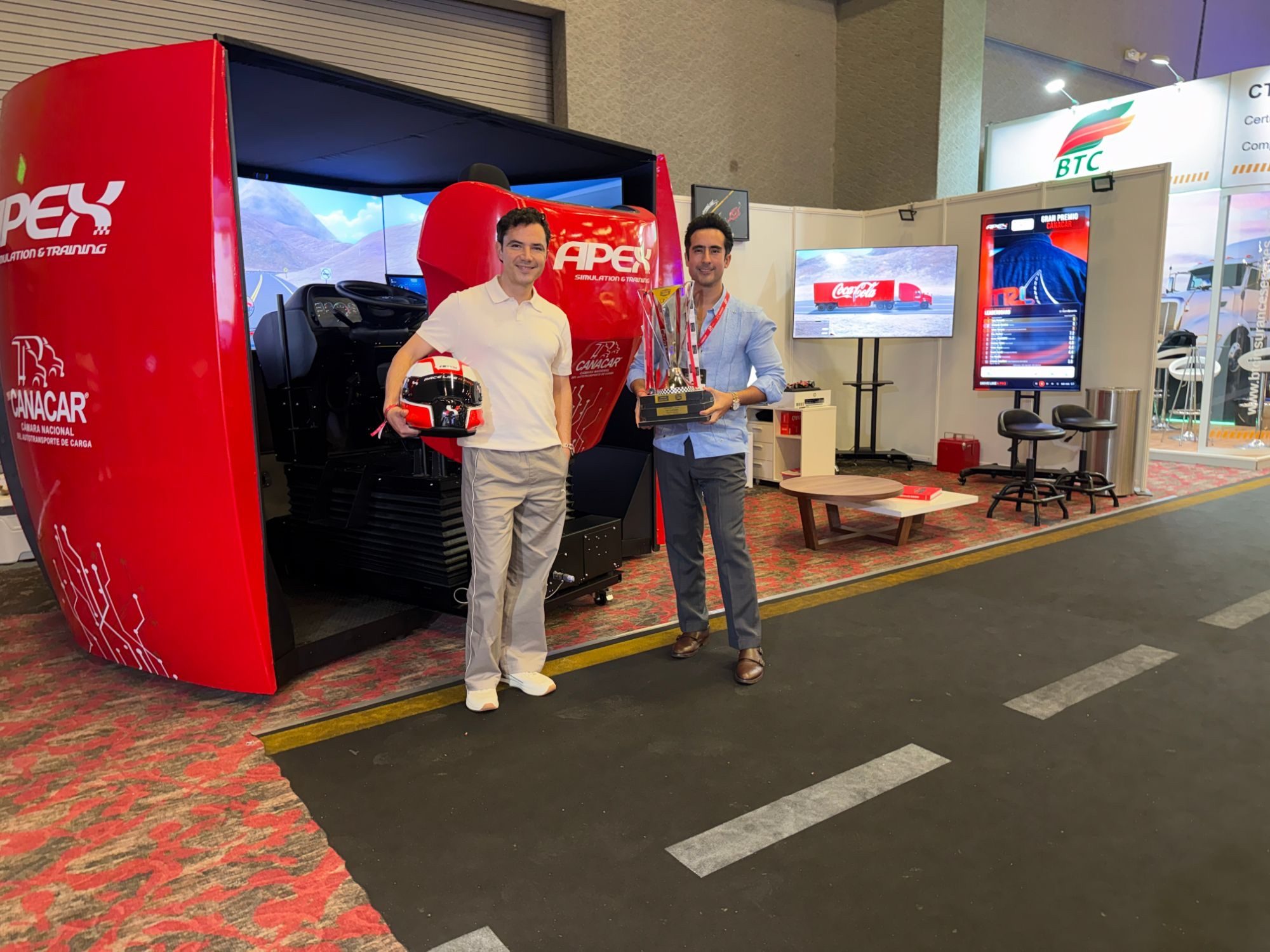 Equipo de APEX con el trofeo del Gran Premio CANACAR frente al simulador